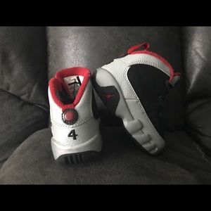 AIR JORDAN 9 RETRO "JOHNNY KILROY". Kids Size 6C